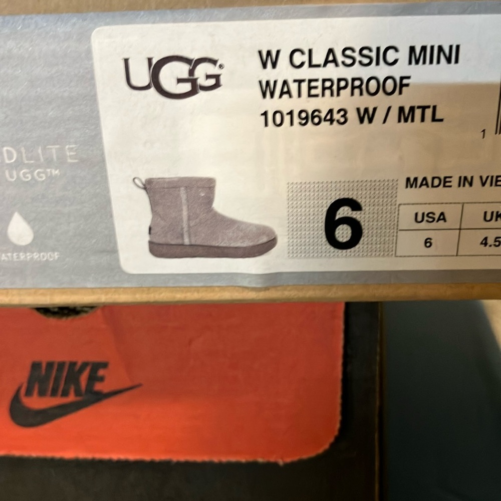 Women’s Waterproof Uggs size 6